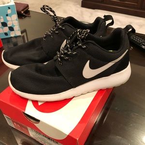 Nike Women’s Roshe Run Black 6.5